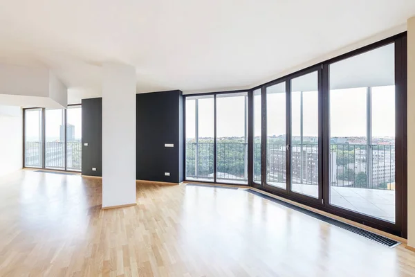 Moderno Apartamento Loft Blanco Vacío Interior Con Suelo Parquet Ventanas — Foto de Stock