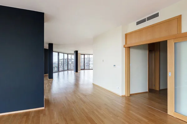 Moderne Appartement Loft Vide Blanc Intérieur Avec Parquet Avec Colonne — Photo