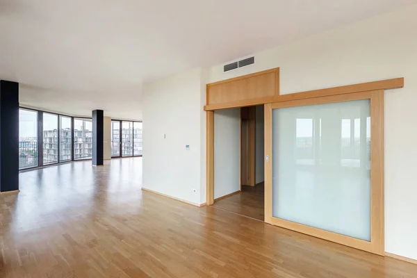 Moderno Apartamento Loft Blanco Vacío Interior Con Suelo Parquet Ventanas — Foto de Stock