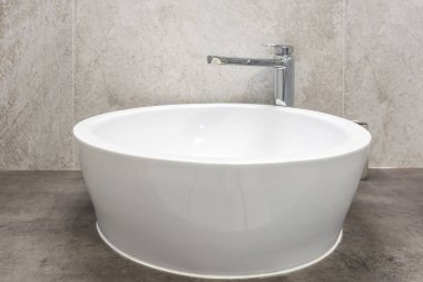 Pahalı loft banyo musluk ile lavabo musluk suyu