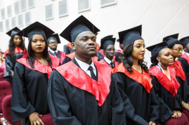 Grodno, Belarus - Haziran, 2018: Yabancı Afrika tıp öğrencileri kare akademik mezuniyet kapaklar ve diploms ile başlama sırasında siyah yağmurluklar