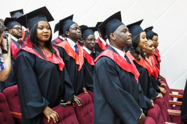 Grodno, Belarus - Haziran, 2018: Yabancı Afrika tıp öğrencileri kare akademik mezuniyet kapaklar ve diploms ile başlama sırasında siyah yağmurluklar