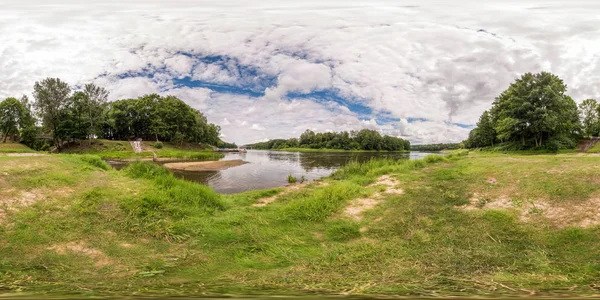 全无缝球面全景360乘180度角度在夏季在宽河岸边的等距矩形投影 虚拟现实内容 — 图库照片