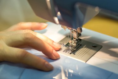 iğne ve iplik dikiş makinesi ayak mekanizması kadar kapatın