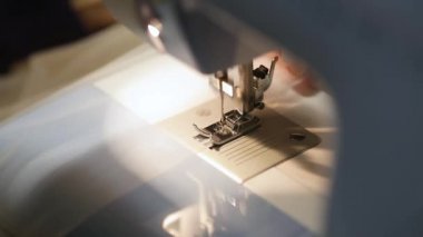 dikiş makinesi ayak mekanizması kadar iğne ve iplik ile kapatın. tül firmware