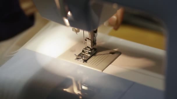 用针线关闭缝纫机脚的机构 薄纱固件 — 图库视频影像