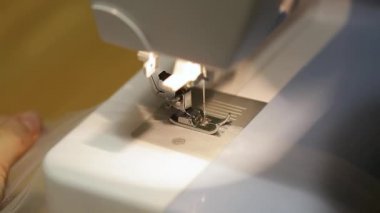 dikiş makinesi ayak mekanizması kadar iğne ve iplik ile kapatın. tül firmware
