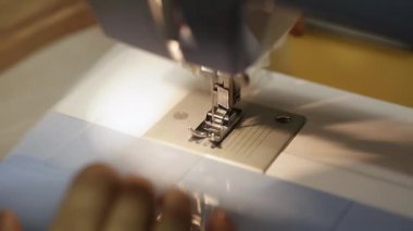 dikiş makinesi ayak mekanizması kadar iğne ve iplik ile kapatın. tül firmware