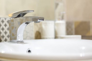 Sabun ve şampuan dispenser su lavabo musluk pahalı loft banyoda ile dokunun