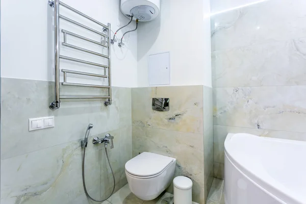 Toilet Detail Van Een Hoek Douche Bidet Met Zeep Shampoo — Stockfoto