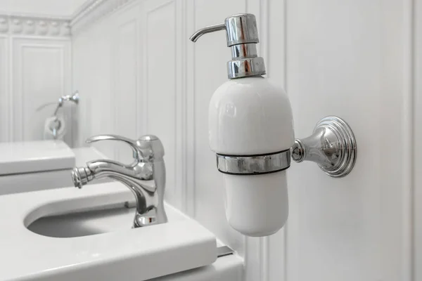 厕所和细节的角落淋浴浴盆与肥皂和洗发水分配器在墙壁安装淋浴附件 — 图库照片