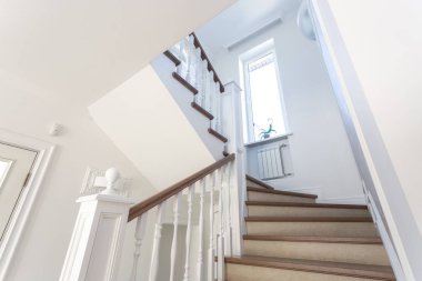 tatil ev içinde parlak iç ahşap döner merdiven