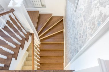 tatil ev içinde parlak iç ahşap döner merdiven