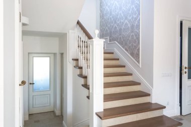 tatil ev içinde parlak iç ahşap döner merdiven