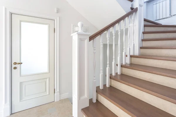 Escalera Caracol Madera Interior Luminoso Casa Vacaciones — Foto de Stock