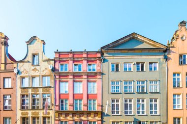 Gdansk, Polonya - Ağustos, 2018: Uzun çarşı sokak, tipik renkli dekoratif Ortaçağ eski evleri, Royal Route mimarisi, Mariacka sokak en önemli turistik olduğunu. Düz tasarım.