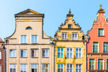 Gdansk, Polonya - Ağustos, 2018: Uzun çarşı sokak, tipik renkli dekoratif Ortaçağ eski evleri, Royal Route mimarisi, Mariacka sokak en önemli turistik olduğunu. Düz tasarım.