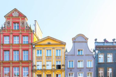 Gdansk, Polonya - Ağustos, 2018: Uzun çarşı sokak, tipik renkli dekoratif Ortaçağ eski evleri, Royal Route mimarisi, Mariacka sokak en önemli turistik olduğunu. Düz tasarım.