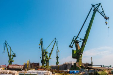 Gdansk, Polonya - Ağustos, 2018: Gdansk Tersanesi Vistula Nehri tarafından Polonya dayanışma doğum yeri / bir görünüm Tersanesi ve yeşil Vinçler