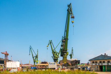 Gdansk, Polonya - Ağustos, 2018: Gdansk Tersanesi Vistula Nehri tarafından Polonya dayanışma doğum yeri / bir görünüm Tersanesi ve yeşil Vinçler