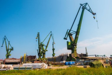 Gdansk, Polonya - Ağustos, 2018: Gdansk Tersanesi Vistula Nehri tarafından Polonya dayanışma doğum yeri / bir görünüm Tersanesi ve yeşil Vinçler