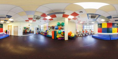 Minsk, Beyaz Rusya - Temmuz, 2017: tam seamless panorama 360 açılı görünüş iç şık fitness kulübü için çocuk jimnastik odası spor simülatörleri equirectangular projeksiyon, Vr içeriği ile
