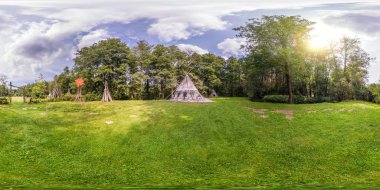 tarafından tam sorunsuz küresel panorama 360 180 açı Kızılderili çadırı equirectangular projeksiyon, loca Vr sanal gerçeklik içeriği ormandaki Hint köy yakınındaki görünümü
