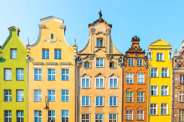 Gdańsk - sierpnia, 2018: Długi Targ Street, typowe kolorowe ozdobny średniowieczne stare domy, Royal trasę architektura z Mariacka ulicy jest jednym z najbardziej znanych atrakcji turystycznych. Płaska konstrukcja. — Zdjęcie stockowe