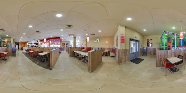 Μινσκ, Λευκορωσία - Μαΐου 2017: πλήρης άνευ ραφής πανόραμα 360 μοίρες προβολή γωνία στο εσωτερικό σύγχρονη ελίτ Φάστ φούντ café burger king στο equirectangular σφαιρικό προβολής. AR περιεχόμενο vr — Φωτογραφία Αρχείου