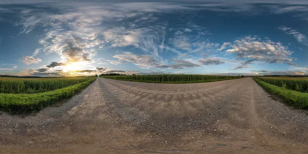 Pełna bezszwowe panoramy sferyczne 360 stopni kąt widzenia na szutrową wśród pól latem wieczorem zachód słońca z niesamowite chmury w rzut equirectangular, skybox treści wirtualnej rzeczywistości Vr Ar — Zdjęcie stockowe