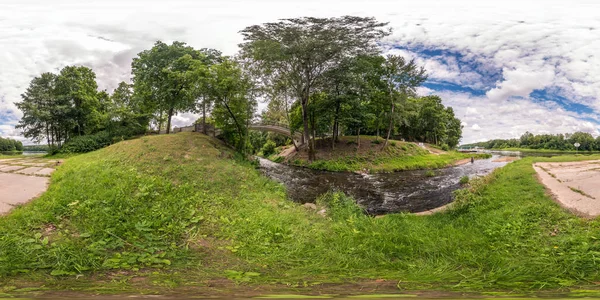 Panorama esférico completo sin costuras 360 por 180 grados vista angular en la orilla del río ancho cerca del puente en el día de verano en proyección equirectangular, listo para contenido de realidad virtual VR —  Fotos de Stock