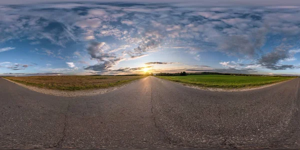 Pełna bezszwowe panoramy sferyczne 360 stopni kąt widzenia na asfaltową drogą wśród pól latem wieczorem zachód słońca z niesamowite chmury w rzut equirectangular, skybox treści wirtualnej rzeczywistości Vr Ar — Zdjęcie stockowe
