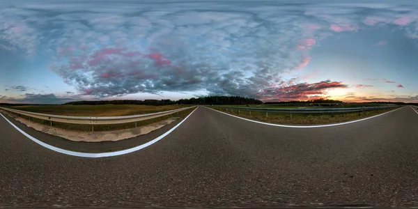 Panorama esférico sin costura completa 360 grados ángulo de visión en carretera de asfalto entre los campos en el atardecer de la noche de verano con nubes impresionantes en proyección equirectangular, skybox VR AR contenido de realidad virtual — Foto de Stock