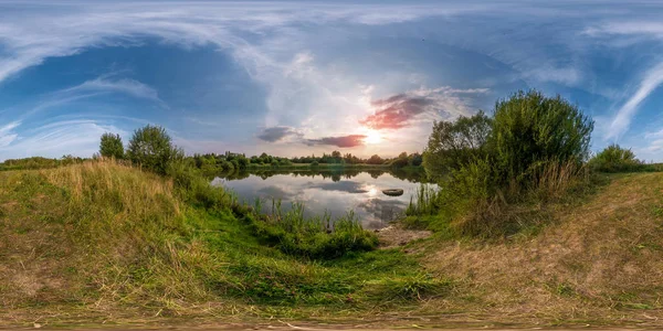 Panorama esférico inconsútil completo 360 por 180 ángulo de vista en la orilla de un pequeño lago en la tarde soleada de verano con nubes impresionantes en proyección equirectangular, skybox VR contenido de realidad virtual — Foto de Stock