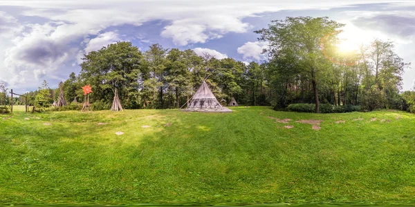 Teljes varrat nélküli gömb alakú panoráma 360 x 180 szög kilátás wigwam-erdő, equirectangular vetítés, skybox Vr virtuális valóság tartalmát indiai falu közelében — Stock Fotó