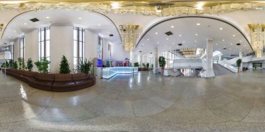 Minsk, Beyaz Rusya - Temmuz, 2016: equirectangular projeksiyon, Loca Vr içeriği güzel büyük avize ile seamless panorama 360 derece açılı görünüş iç lüks boş binasının tam