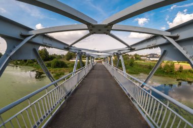 Demir çelik çerçeve nehri geçip Yaya Köprüsü İnşaatı