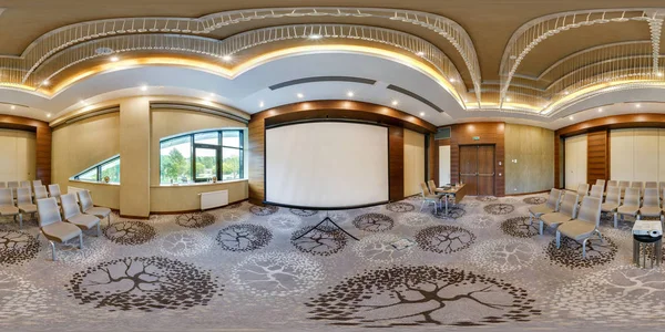 MINSK, BELARUS - JULHO, 2017: vista panorâmica sem emenda completa de 360 graus no interior da sala de conferências vazia de luxo para reuniões de negócios em projeção esférica equiretangular, conteúdo do skybox VR — Fotografia de Stock
