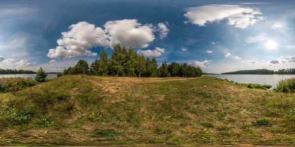 Πλήρη και απρόσκοπτη σφαιρικό πανόραμα 360 από 180 γωνία θέα στην ακτή του ποταμού neman Πλάτος στην ηλιόλουστη καλοκαιρινή μέρα στο equirectangular προβολής, skybox περιεχόμενο εικονικής πραγματικότητας Vr — Φωτογραφία Αρχείου