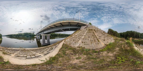 Panorama esférico inconsútil completo 360 por 180 ángulo de visión cerca de gran puente enorme a través del ancho del río en proyección equirectangular, skybox VR contenido de realidad virtual —  Fotos de Stock