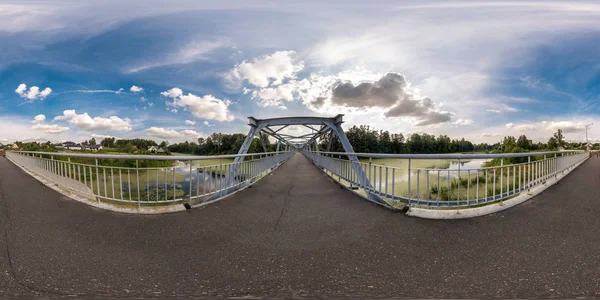 Eşit aralıklı dikdörtgen projeksiyon, loca Vr sanal gerçeklik içeriği nehri geçip Yaya Köprüsü'nün tam sorunsuz küresel panorama 360 180 açı görünümü neariron çelik çerçeve İnşaat — Stok fotoğraf
