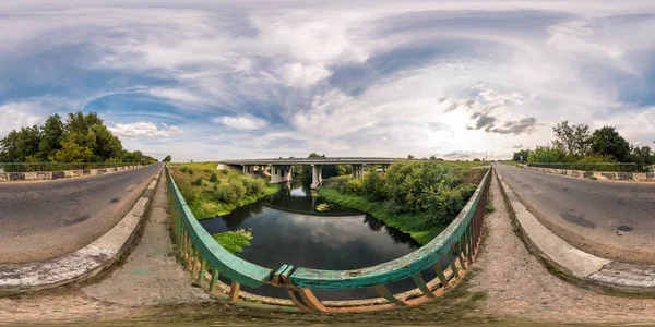 Πλήρη και απρόσκοπτη σφαιρικό πανόραμα 360 από 180 γωνία προβολής κοντά σε μεγάλα τεράστια γέφυρα σε ποτάμι στην κυλινδρική ή ισορθογώνια προβολή, skybox περιεχόμενο εικονικής πραγματικότητας Vr — Φωτογραφία Αρχείου