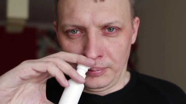 Hombre Aspecto Doloroso Salpica Medicamento Secreción Nasal Pulverización Nasal Primer — Vídeos de Stock