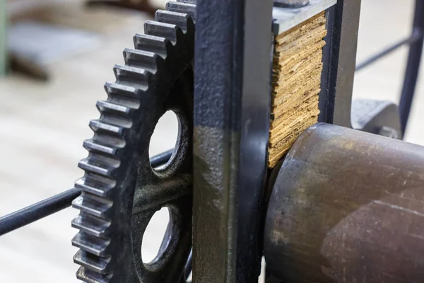 Mecanismo de engrenagens. detalhes da antiga máquina antiga para fazer gravuras — Fotografia de Stock