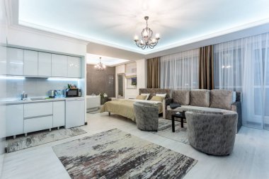 Minsk, Beyaz Rusya - Ocak, 2019: luxure salonu iç çatı düz daireler 