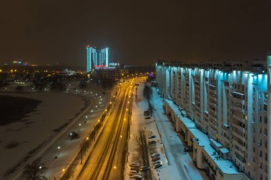 Minsk, Beyaz Rusya - Aralık 2018: gece şehrin ışıkları. Göl suya yansıyan ışık gökdelen