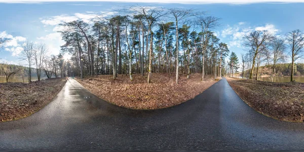 Full spherical hdri panorama 360 graus ângulo de visão no asfalto pedestre caminho e ciclovia caminho na floresta pinery perto do rio em projeção equiretangular. Conteúdo VR AR — Fotografia de Stock