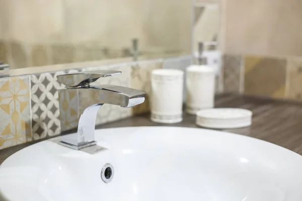 Lavabo rubinetto con rubinetto in costoso bagno soppalco — Foto Stock