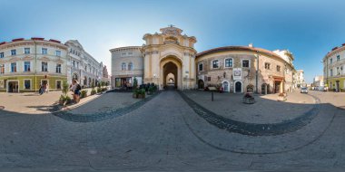 Vilnius, Litvanya - Eylül 2018, sorunsuz 360 derece açı görünümü panorama eski şehirde güzel dekoratif Ortaçağ tarzı mimarisi equirectangular küresel projeksiyon ile dolu. VR içeriği