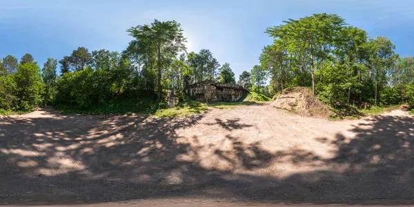 Panorama completo sin fisuras 360 por 180 ángulo vista arruinado fortaleza militar abandonada de la Primera Guerra Mundial en el bosque en proyección esférica equirectangular, skybox contenido VR — Foto de Stock